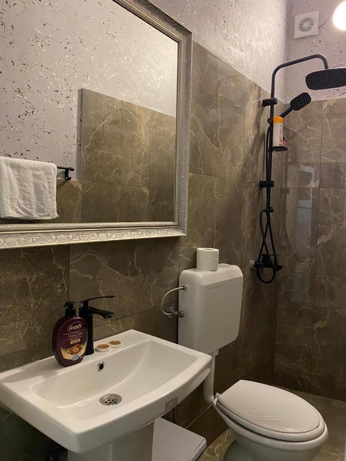 Hotel In Time Prizren Bagian luar foto